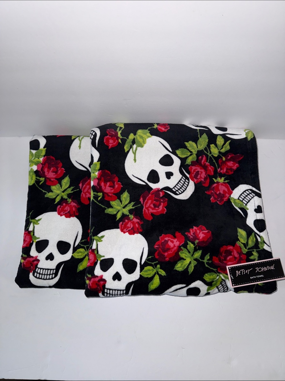 NWT Betsey Johnson 2 Pc 100% Velour Cotton Bath Towels Skull Garden Roses Black